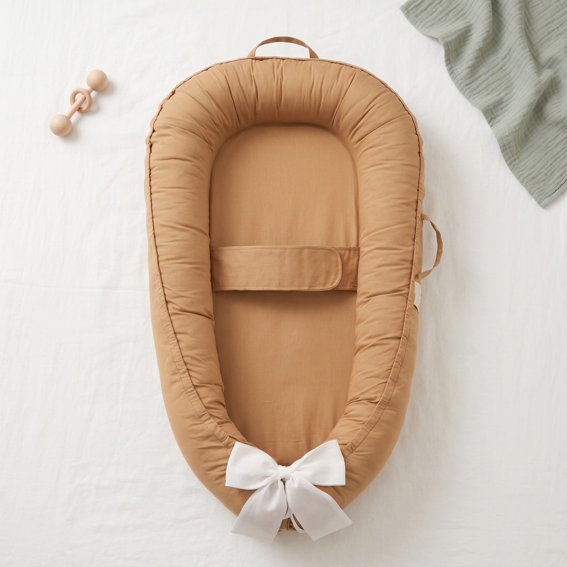 Halo winged baby nest, mustard, product photo