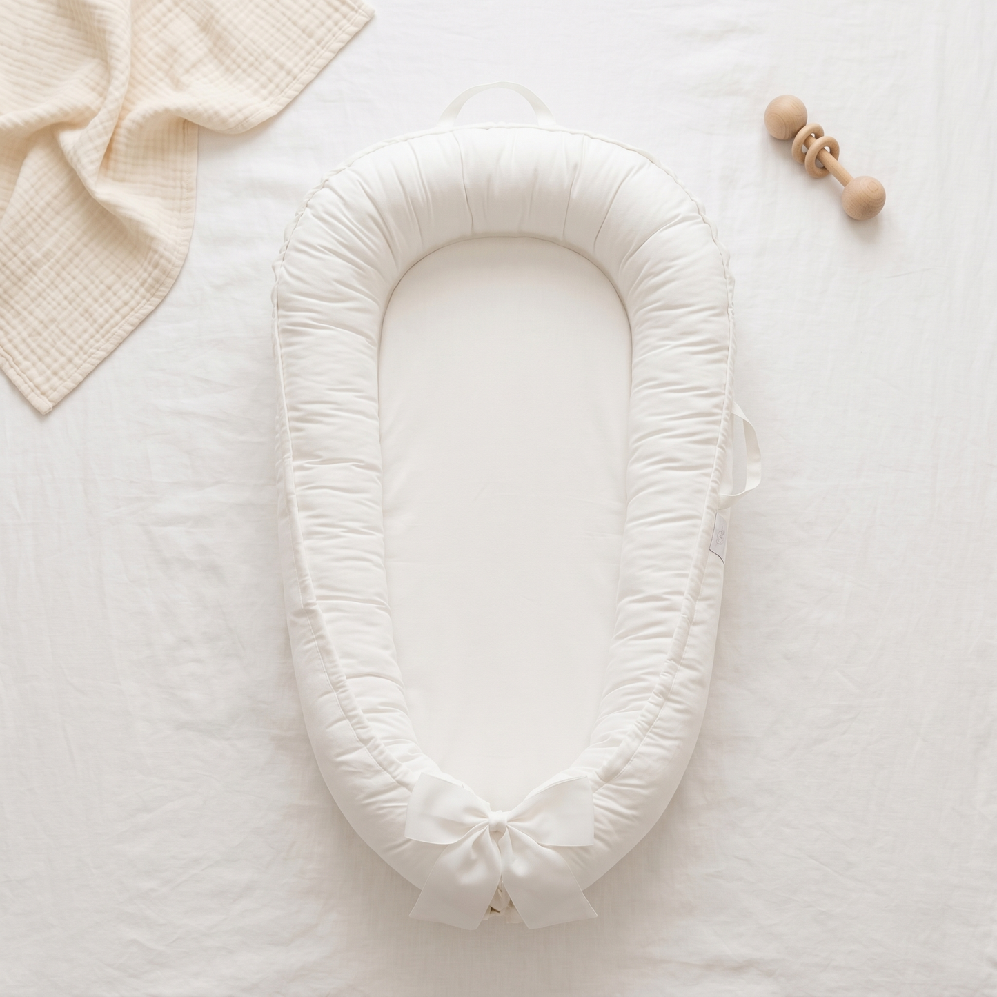 Halo winged baby nest, white, product photo